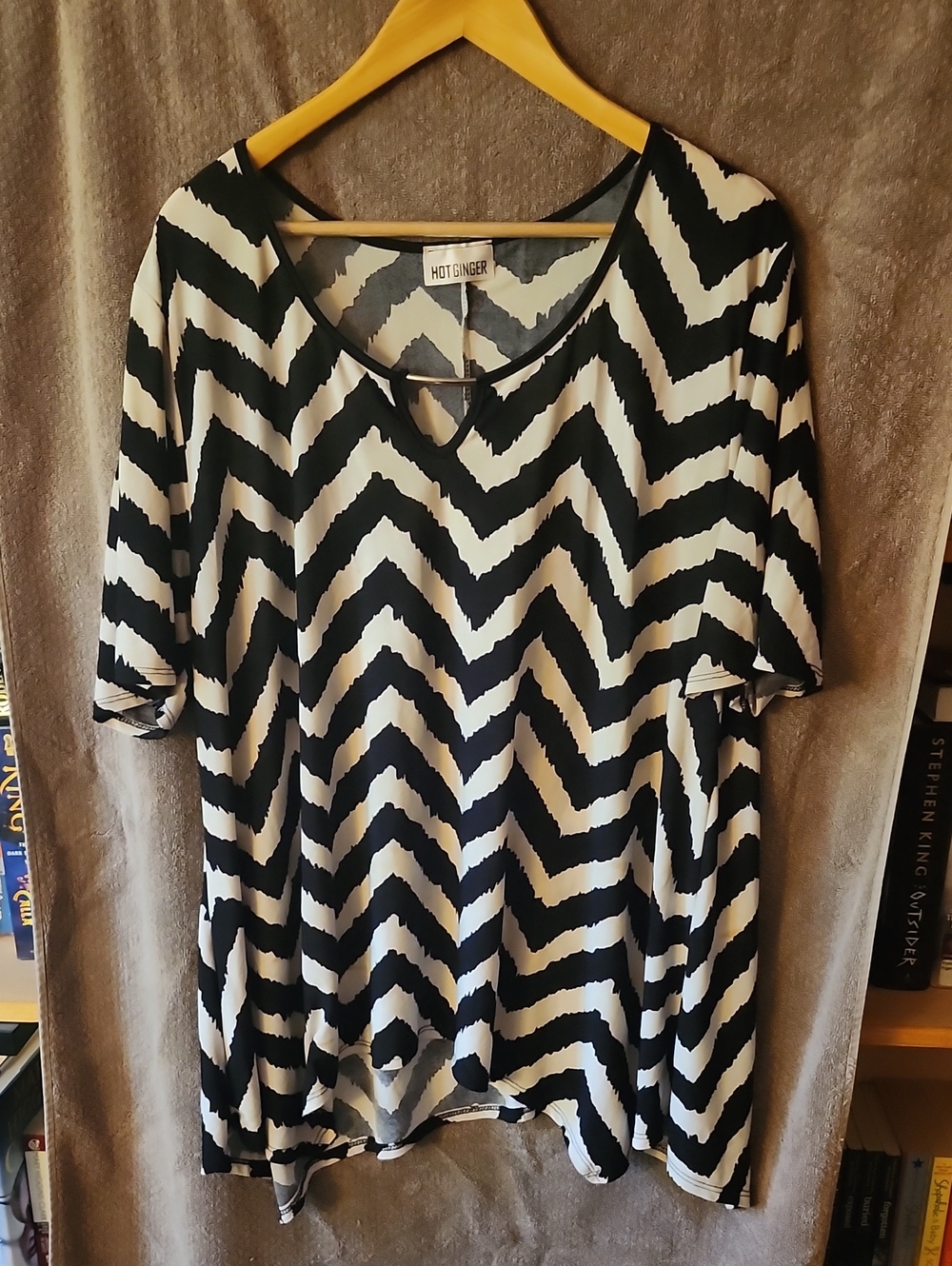 Women’s Black & White Zigzag Short-Sleeve Top